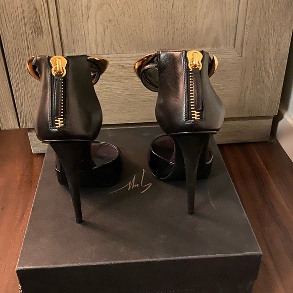 🖤💛Giuseppe Zanotti Vernice Sandal 🖤💛